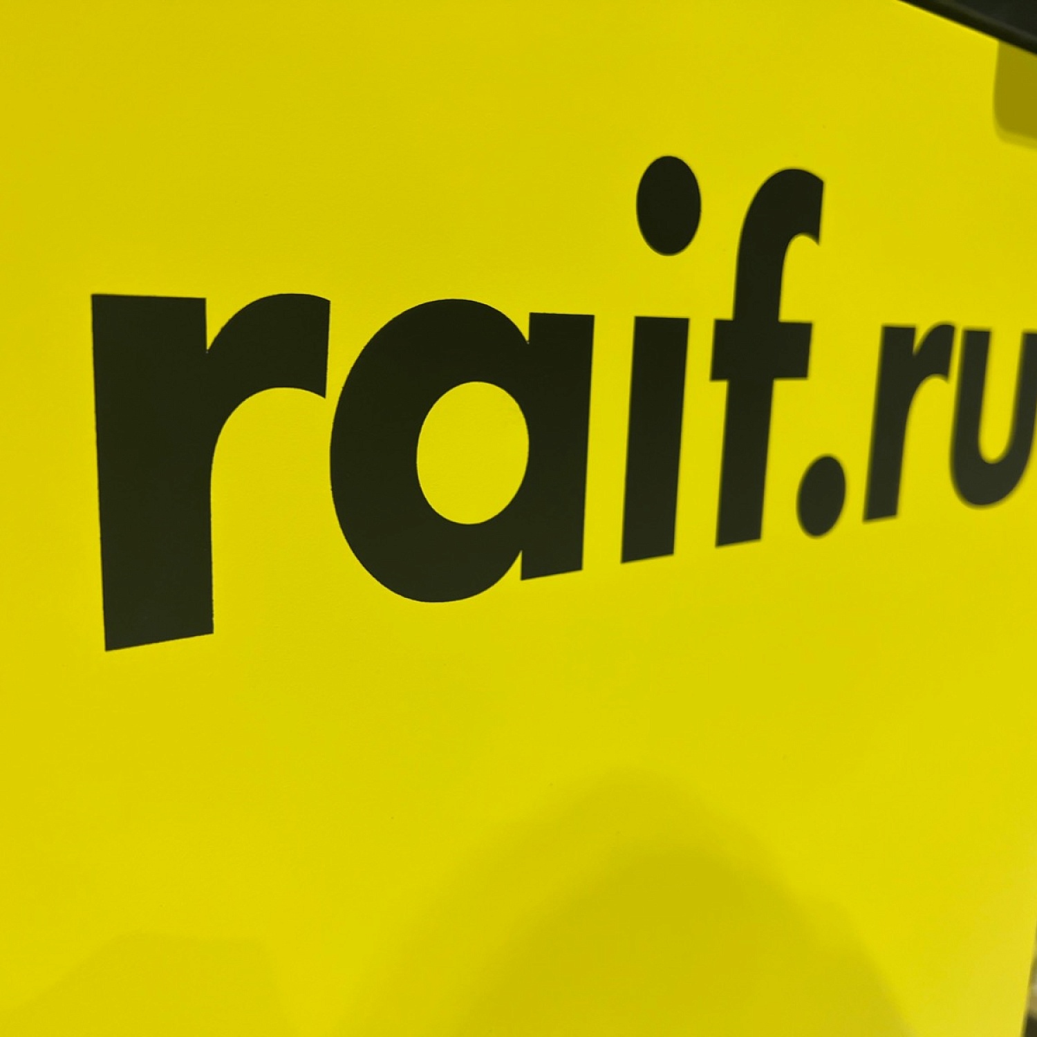 Покраска банкоматов OKI Райффайзенбанка с модернизацией экрана на 27 дюймов