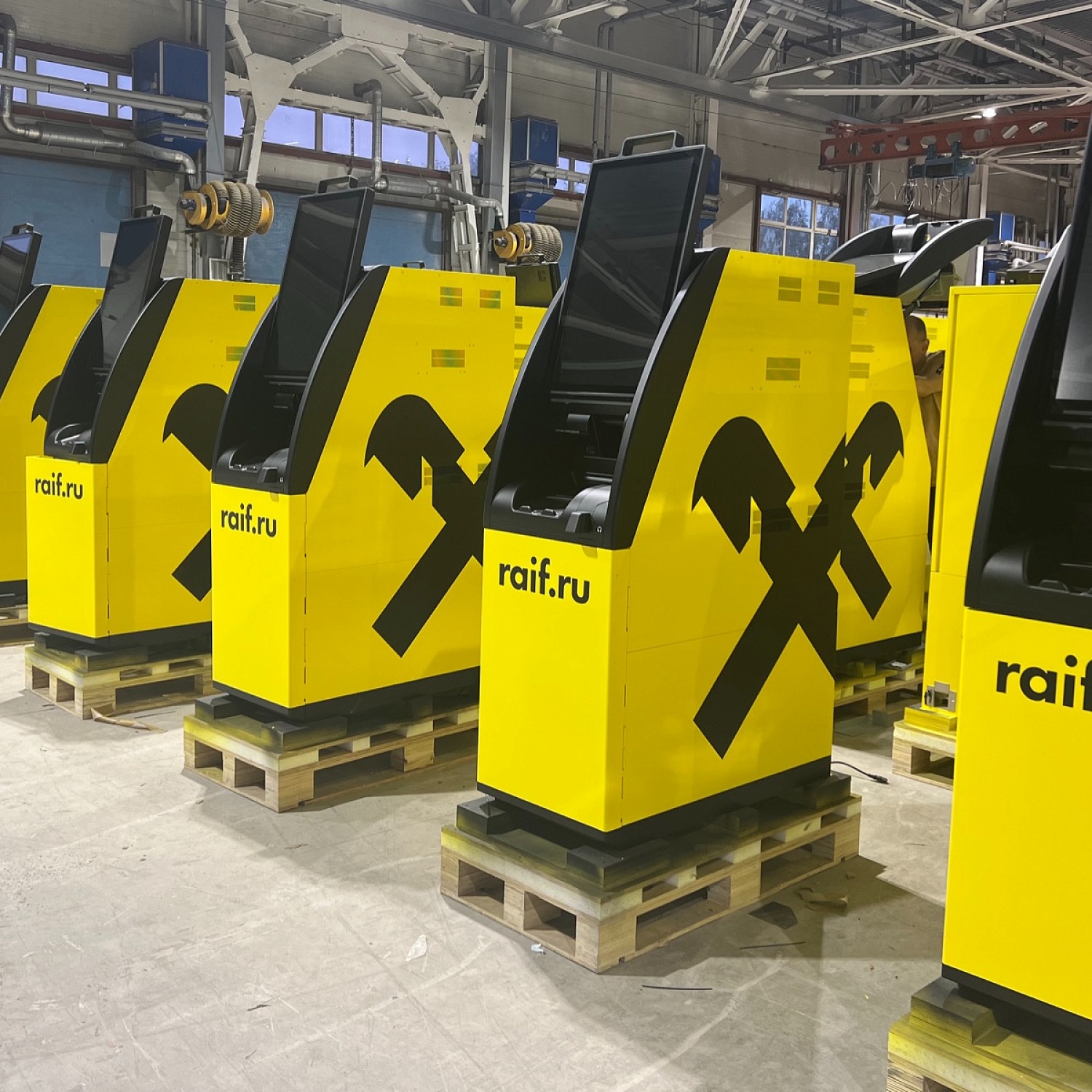 Покраска банкоматов OKI Райффайзенбанка с модернизацией экрана на 27 дюймов